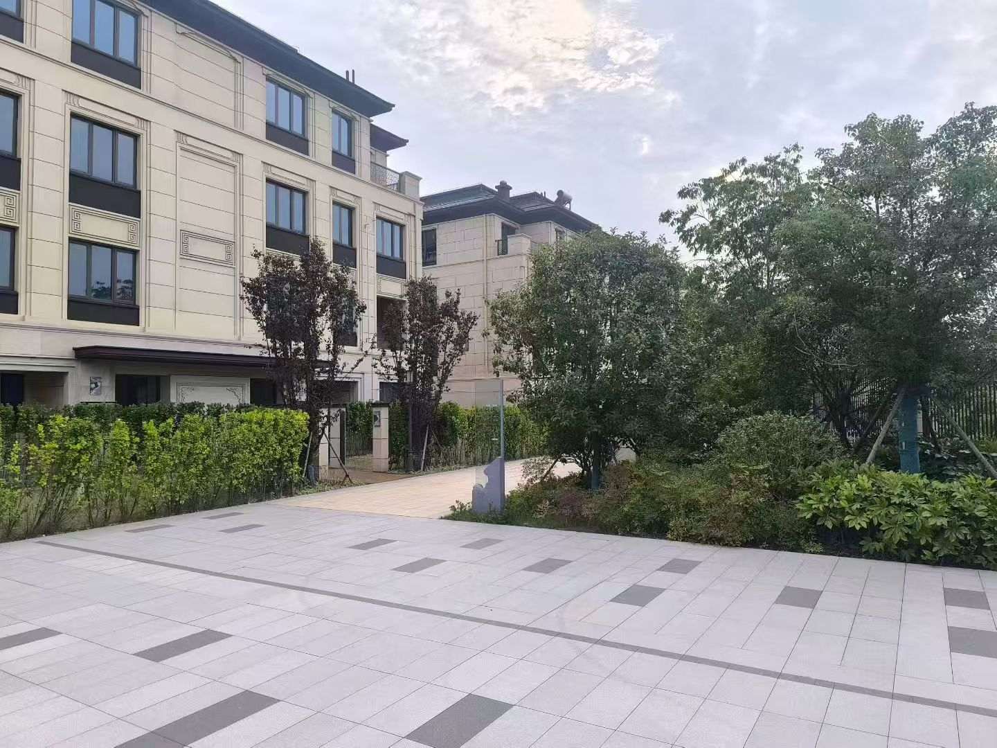 丽水 芝麻白与芝麻白搭配铺装，尺寸1200*600