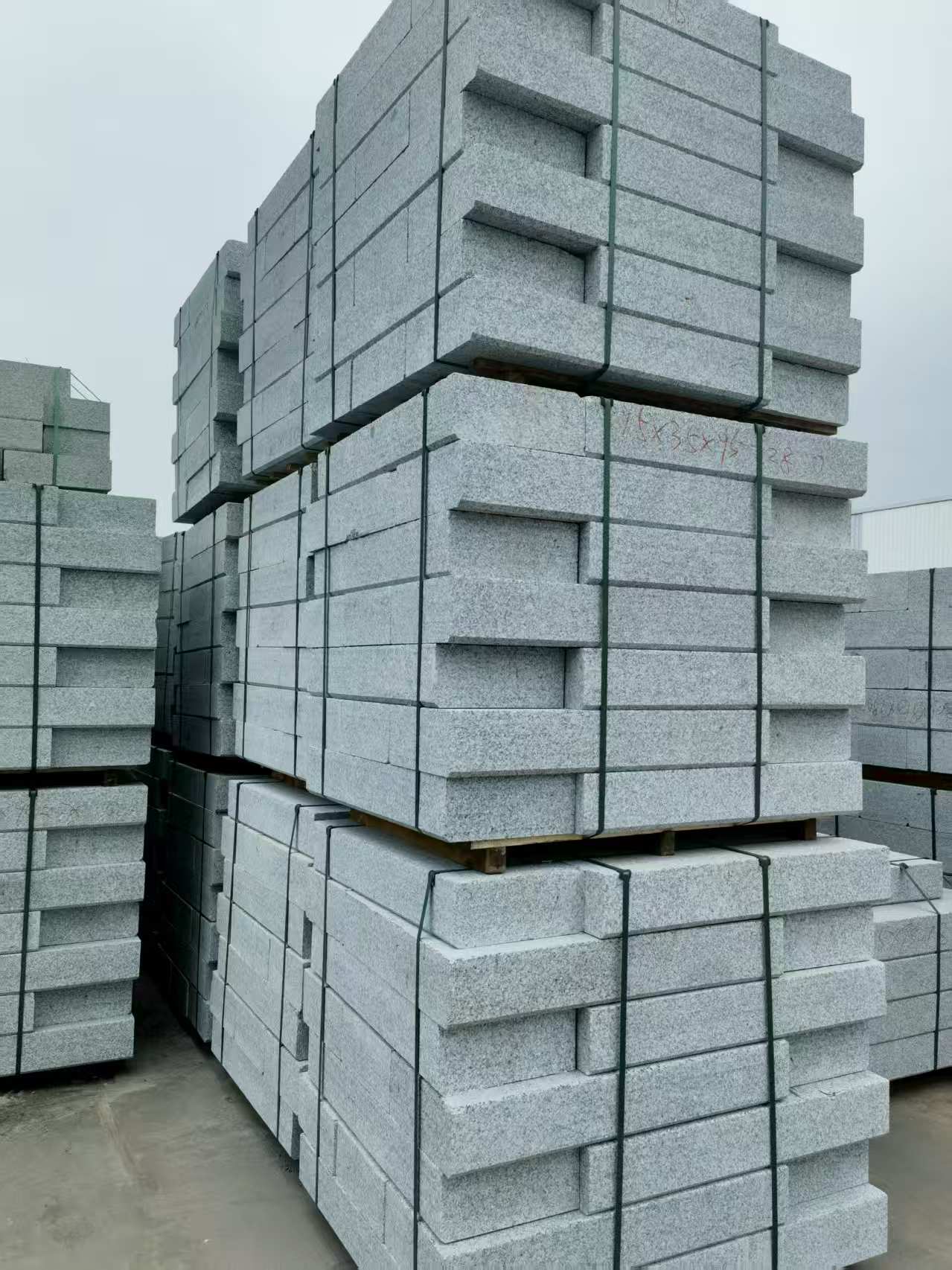 丽水 路沿石，板板正正的路沿石