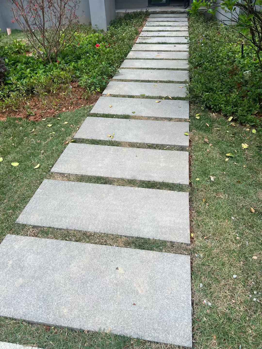丽水 芝麻黑小区踏步、汀步石铺装效果